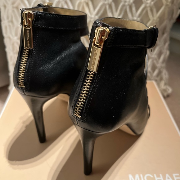 Michael Kors Thedore Black Zip - size 7.0 *brand new* - Picture 2 of 6